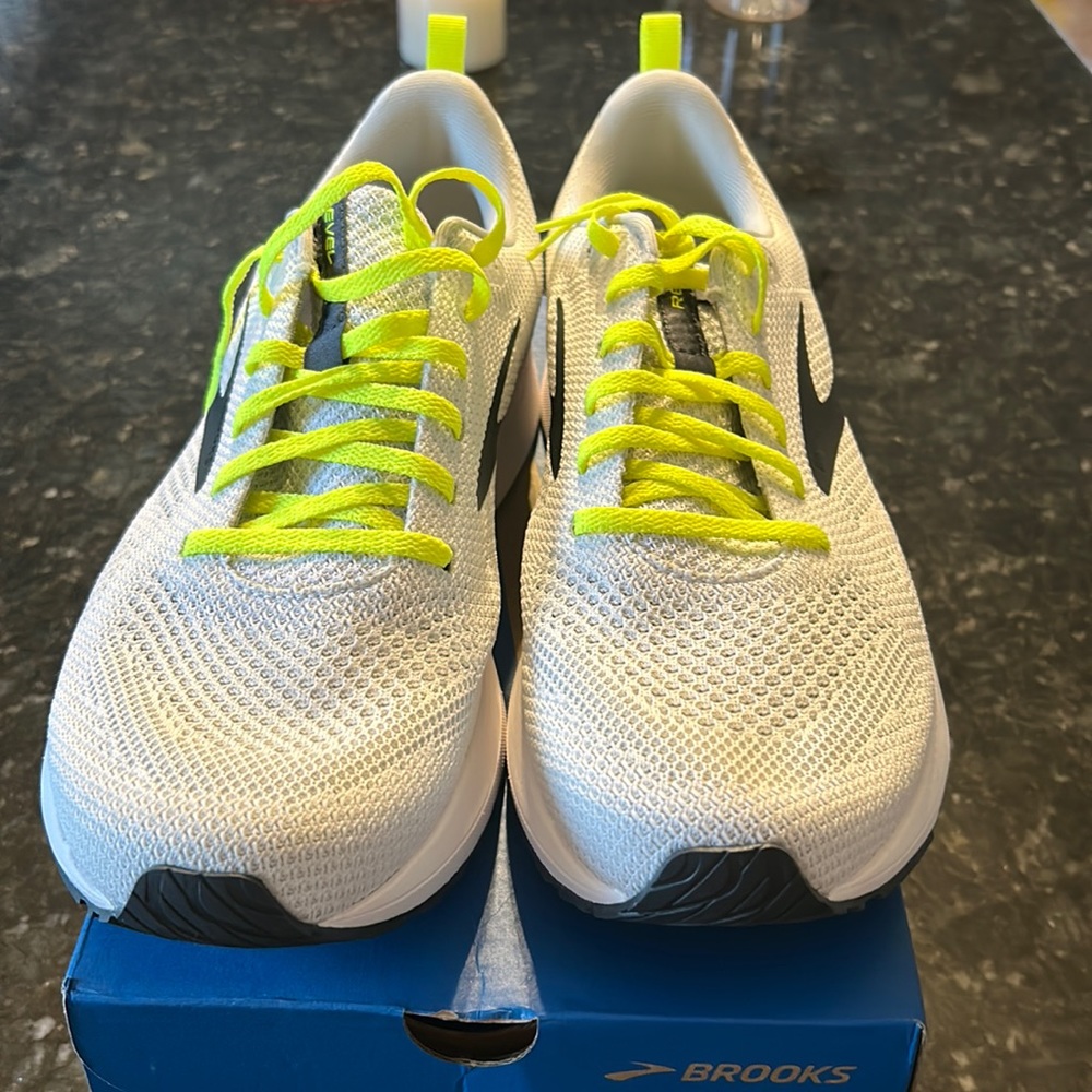 MENS BRAND NEW BROOKS SNEAKERS.  Revel 5 . Size 11 .